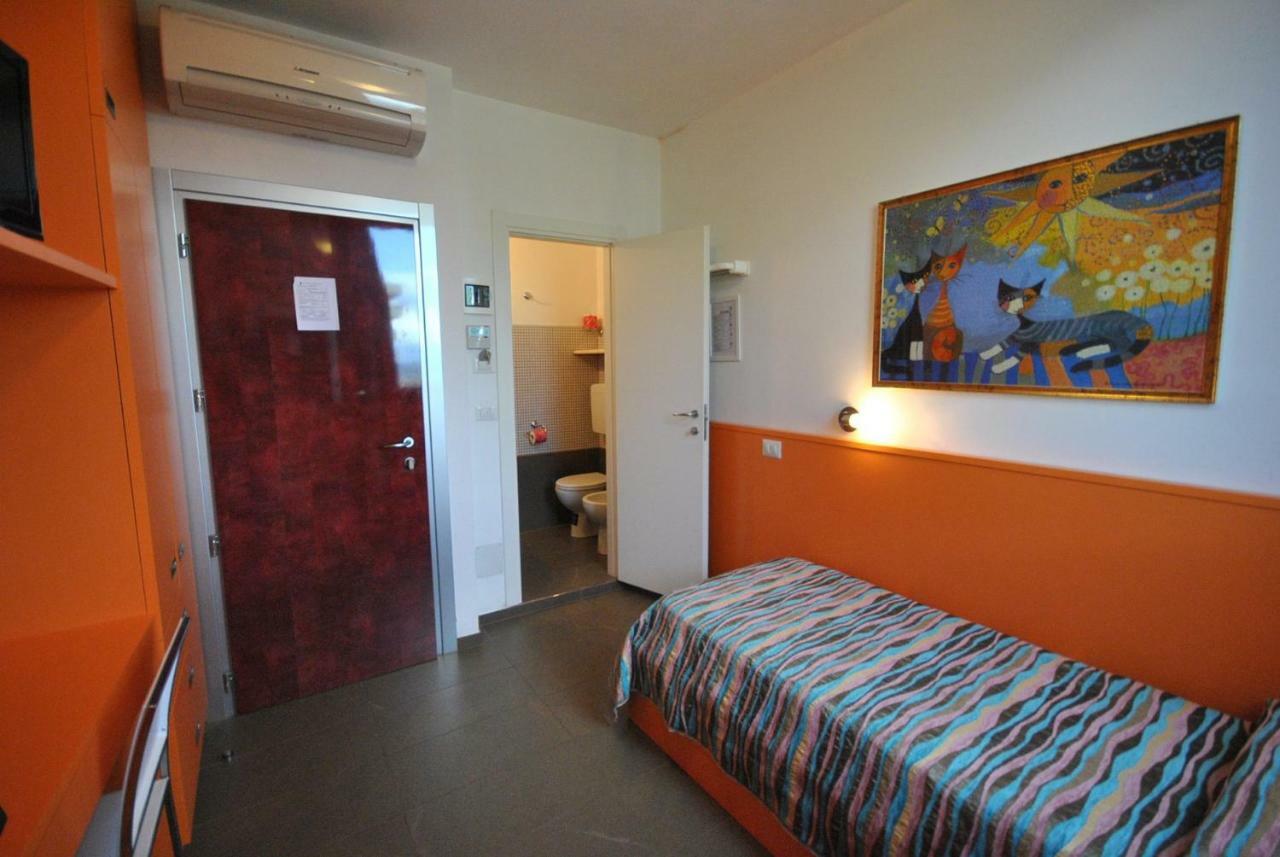 Hotel Prestigio تْشيزيناتيكو الغرفة الصورة